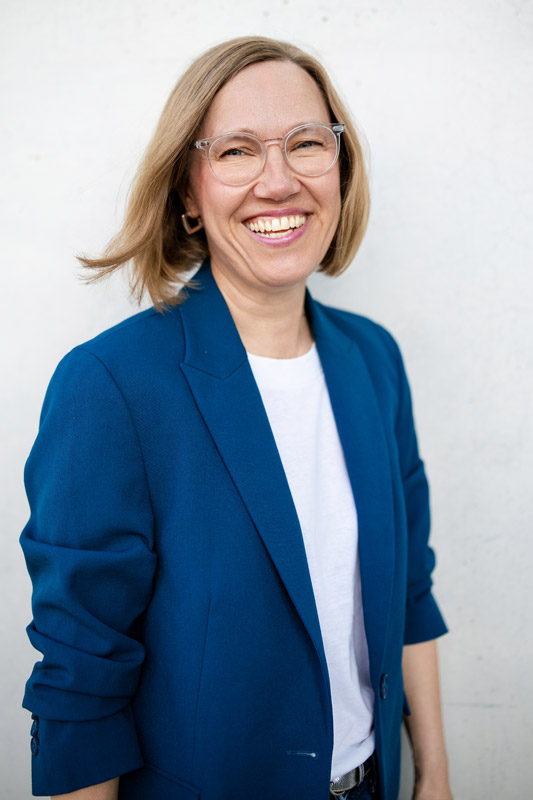 Wechseljahre: Erschöpfung & Konzentrationsschwäche bewältigen und wieder aufgeweckt und frei fühlen. Auf dem Bild ist deine Atemcoach Anett abgebildet.